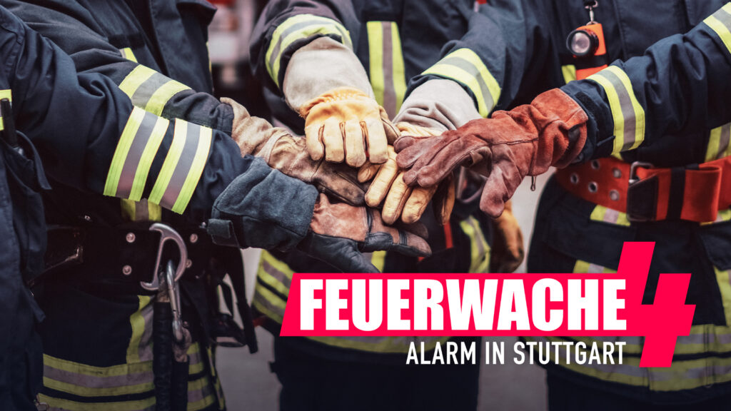 Feuerwehrteam in Aktionbereitschaft mit dem Schriftzug "Feuerwache 4 - Alarm in Stuttgart".